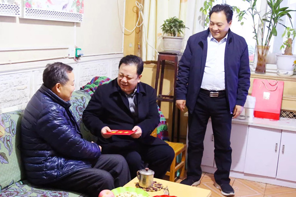 程峰慰问离退休老同志莫生德
