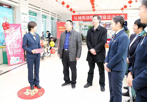 何建宇与开封市金明支局经理时莉莉交谈