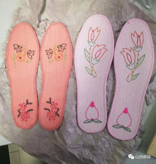 老人手缝鞋垫送柜员