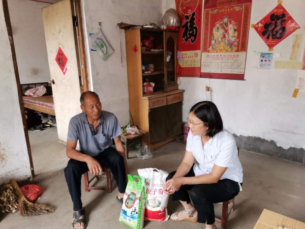 莒县分公司建档立卡送关爱扶贫攻坚再升级
