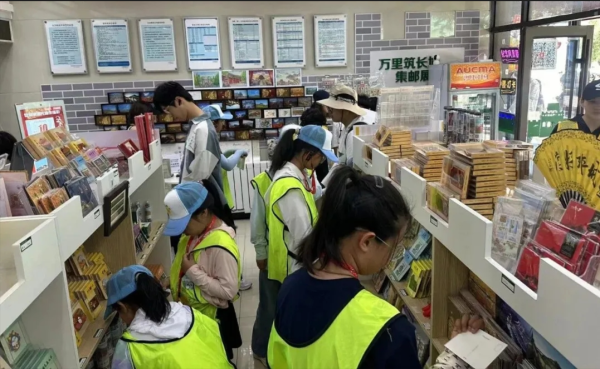 在长城 用书信传递对父亲的爱